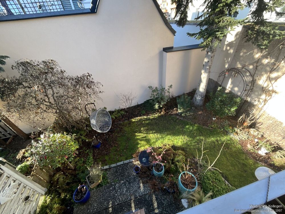 Blick vom Balkon in den Garten