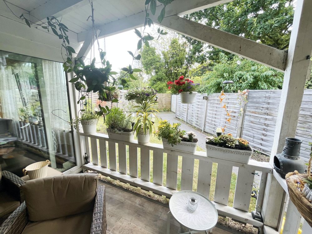Blick von der überdachten Terrasse in den Garten