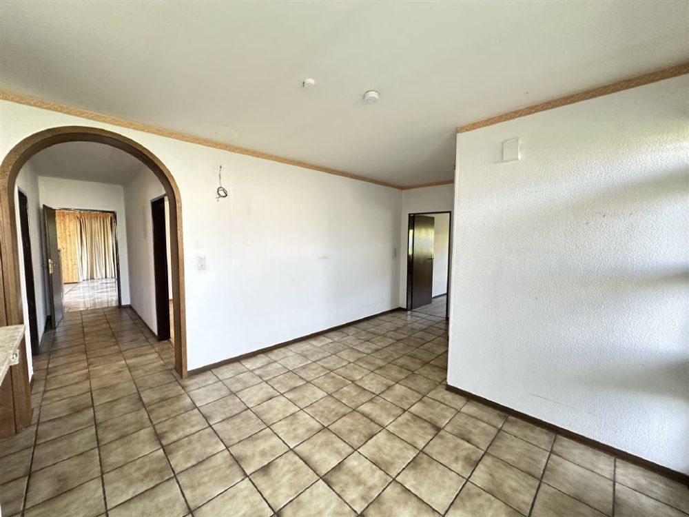 Attraktives Zweifamilienhaus mit großem Grundstück