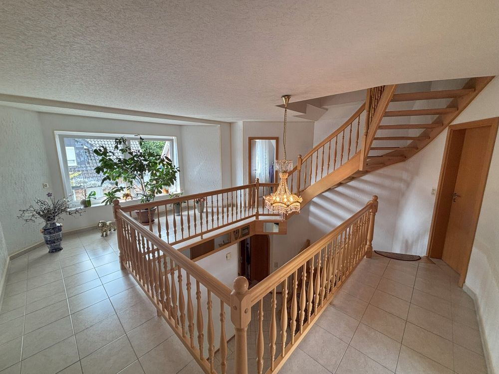 Freistehendes Einfamilienhaus mit repräsentativem Entree + Bürofläche (14)