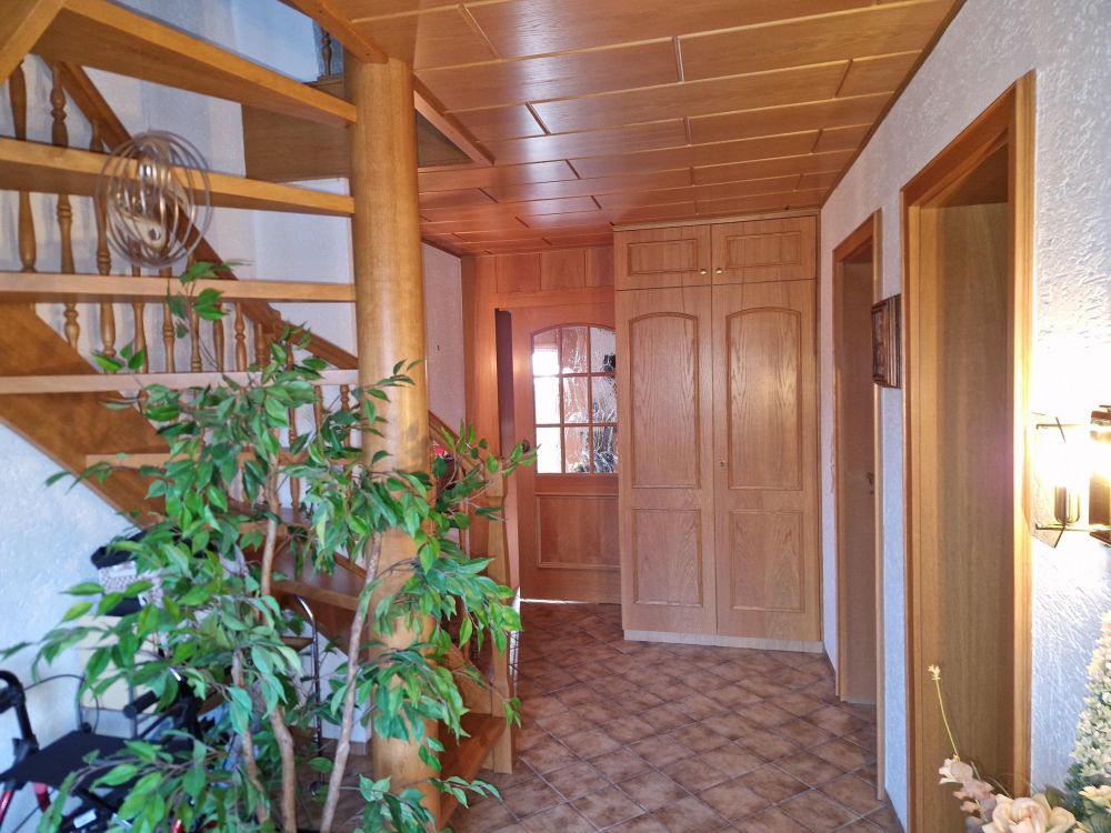 Großer Eingangsbereich und Wendeltreppe ins Dachgeschoss