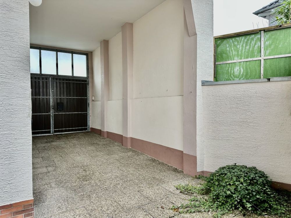 Charmante, gepflegte Immobilie mit Potenzial
Garagen, Carport und Garten