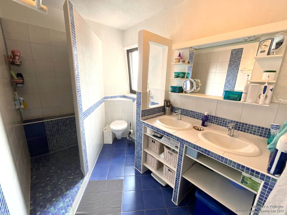 Renovierte 4-Zimmer-Wohnung 
mit 94 m² Wohnfläche, 
Balkon, Einbauküche & TG-Stellplatz