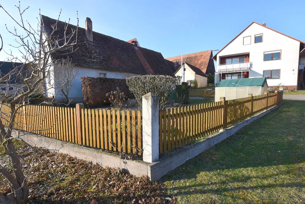 Viel Platz für Familie, 
Beruf oder Hobby!
Zweifamilienhaus mit Stall 
und weiteren Nebengebäuden