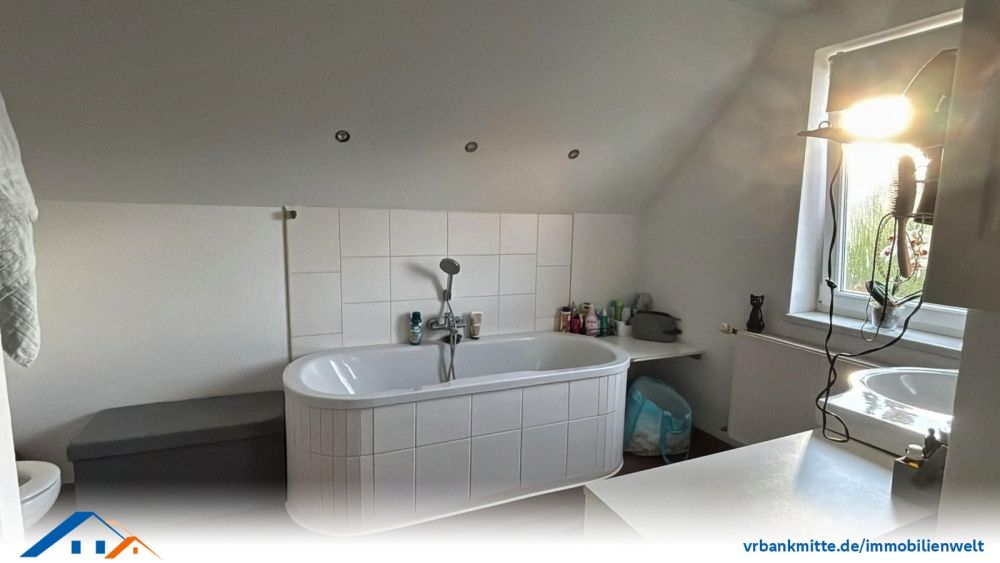 Vielseitiges Zweifamilienhaus mit großem Grundstück