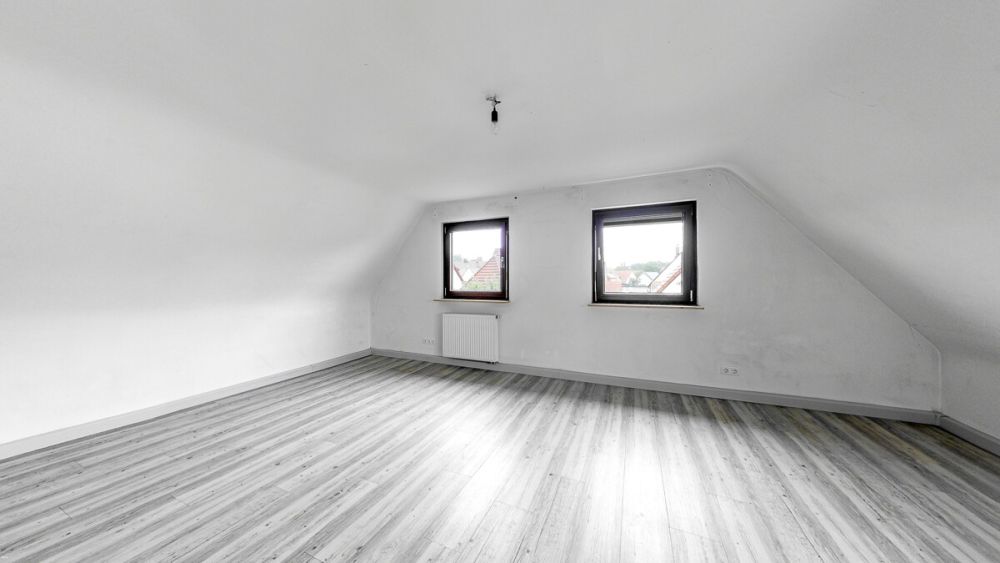 Alle unter einem Dach. Geräumiges Zweifamilienhaus in Erlangen-Frauenaurach.