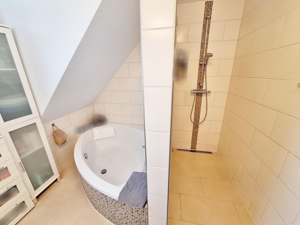 ...mit ebenerdiger Dusche