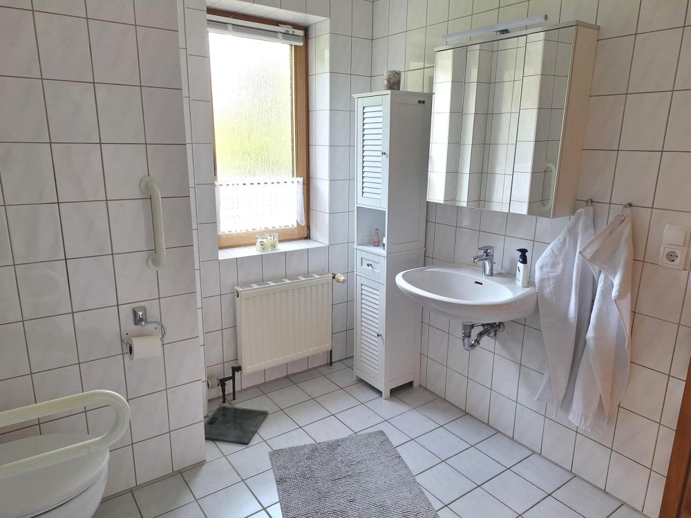 Idyllisch gelegenes Einfamilienhaus mit Einliegerwohnung in Feldrandlage