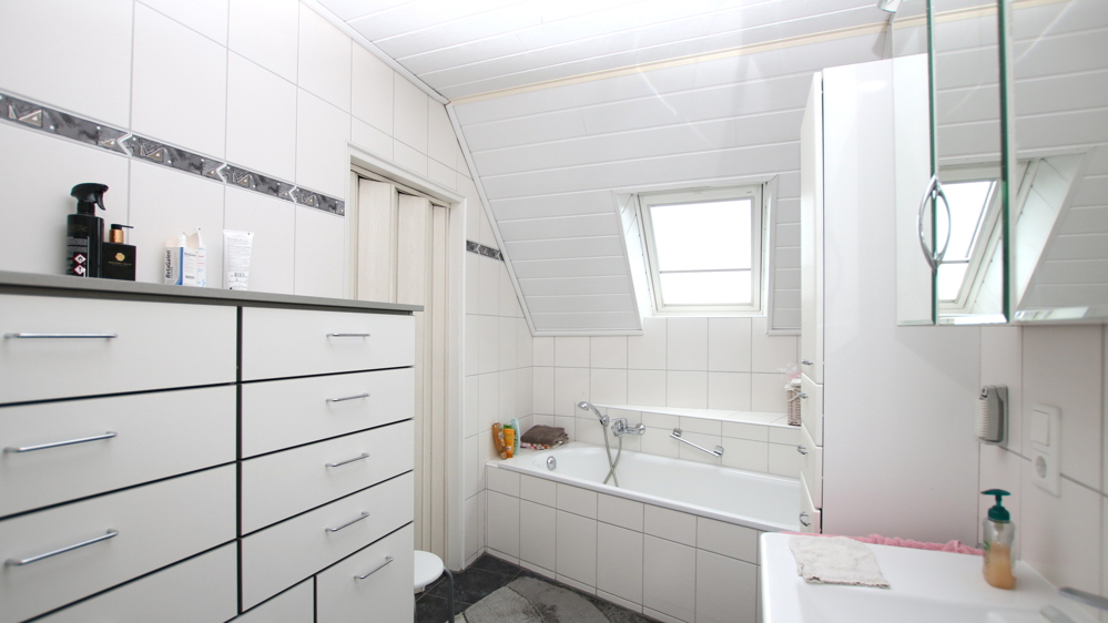 Badezimmer mit Zugang zum Bügelzimmer