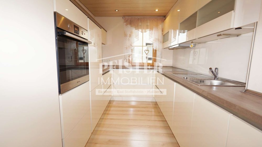 Zweifamilienhaus + Einliegerwohnung in zentraler Lage von Hallstadt