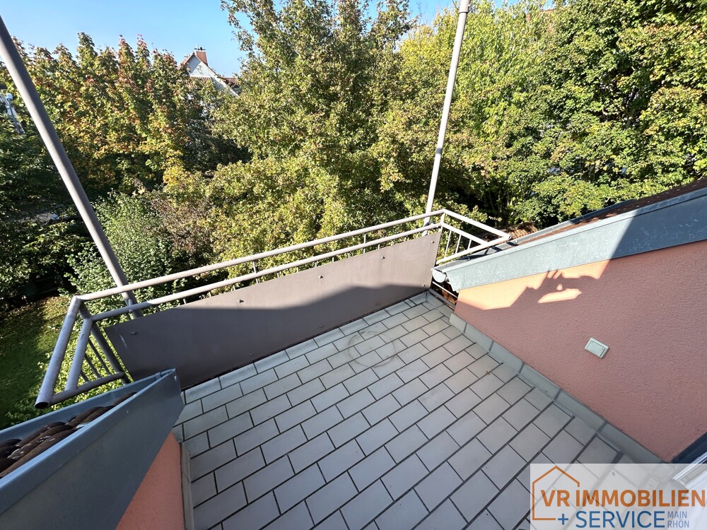 Einziehen und wohlfühlen! - Dachgeschosswohnung mit TG-Stellplatz in 97616 Bad Neustadt/Brendlorenzen