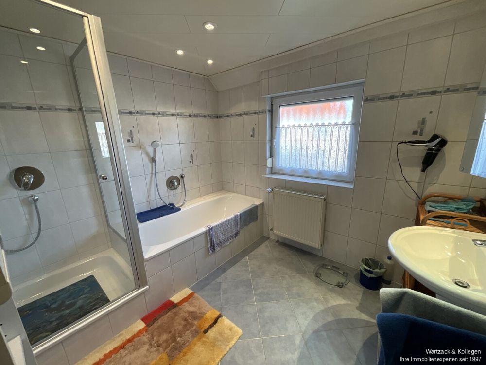 großzügiges Tageslichtbad mit Waschbecken...