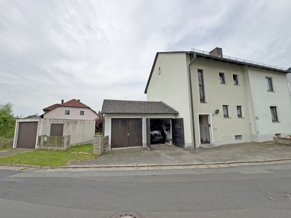 Zweifamilienhaus auf schönem und großzügigem Grundstück in ruhiger Lage in Schönkirch!