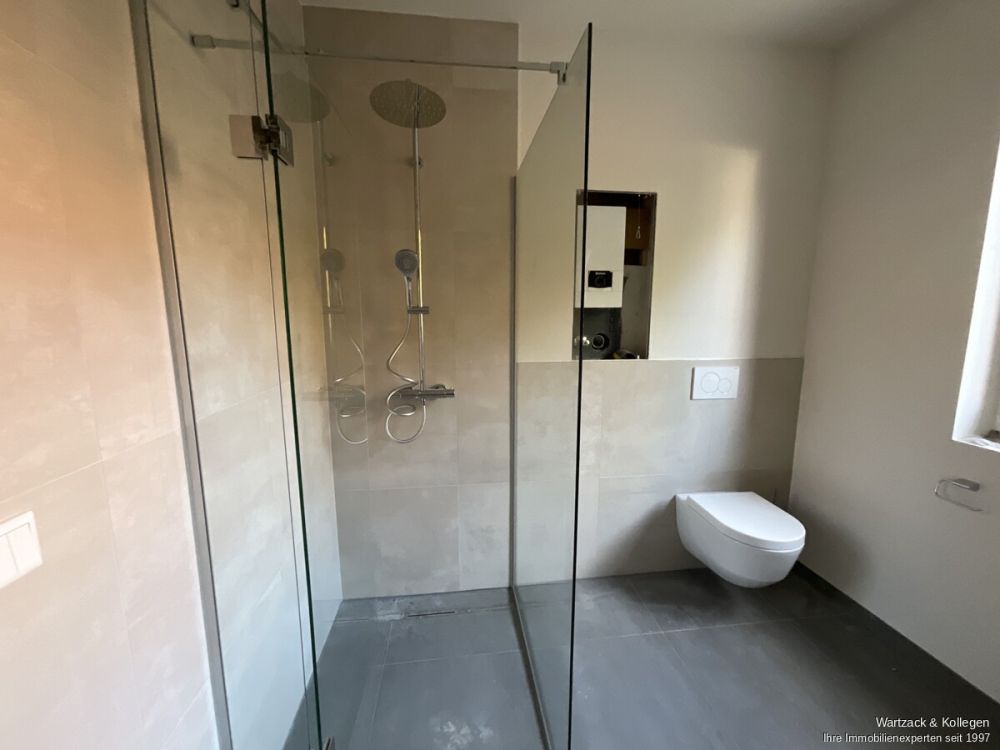 mit ebenerdiger Dusche