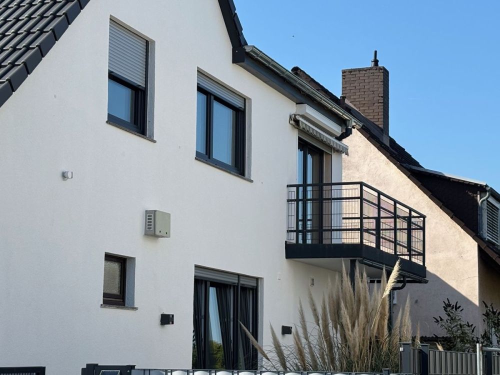 Charmante Doppelhaushälfte auf dem Heilsberg: Mit neuem Dach, Heizung und PV-Anlage