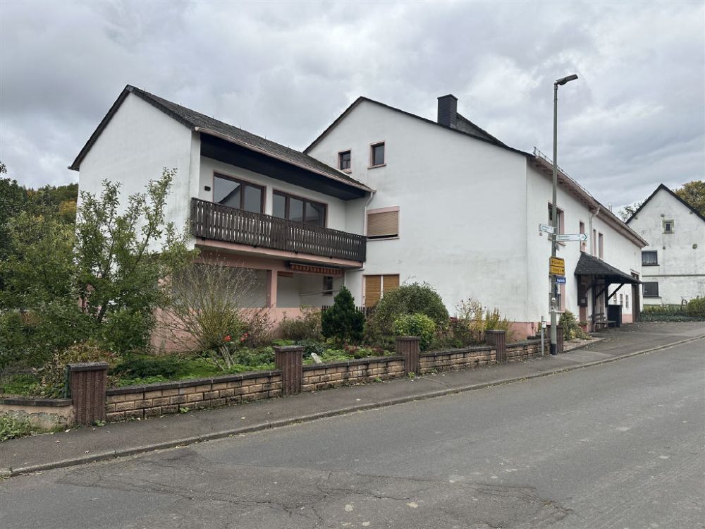 Vielseitiges Wohnhaus mit großem Grundstück und separater Einheit