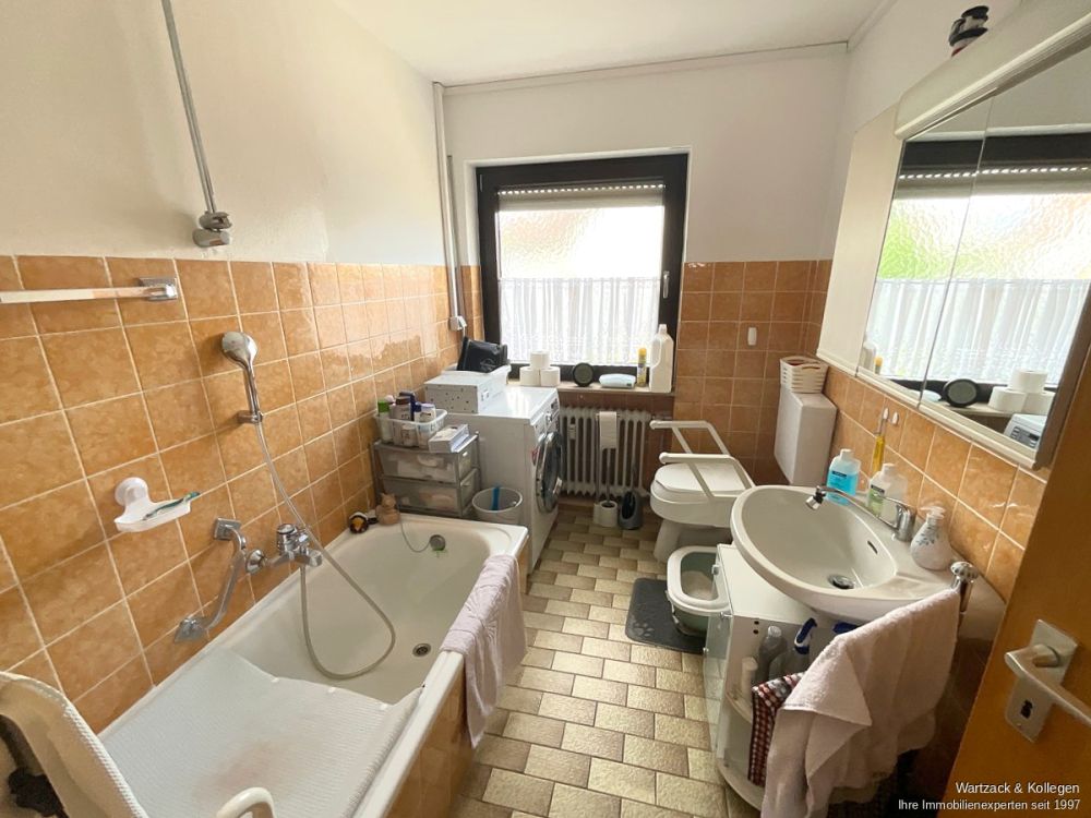 Gepflegte und gut geschnittene 
3,5-Zimmer-Wohnung 
im 1. OG 
inkl. Garage und Einbauküche