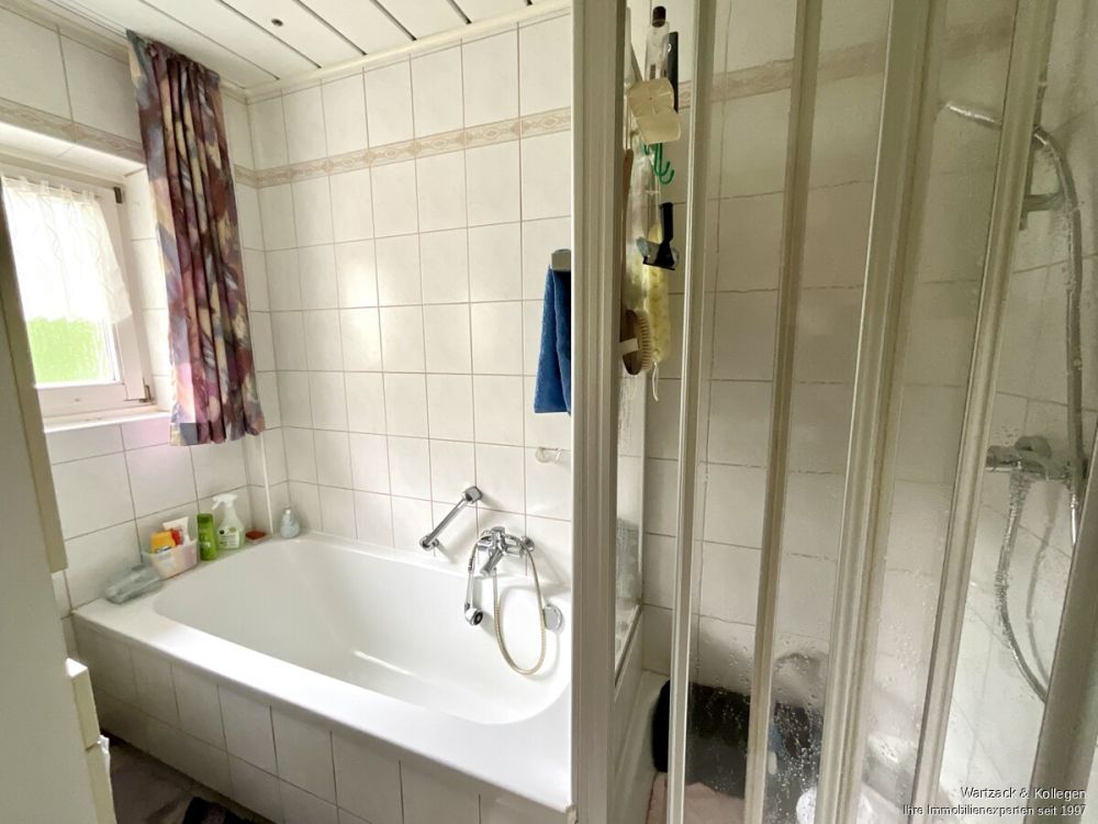 Komplett frei! 
Zweifamilienhaus mit zusätzlicher Einliegerwohnung im DG 
in Büchenbach