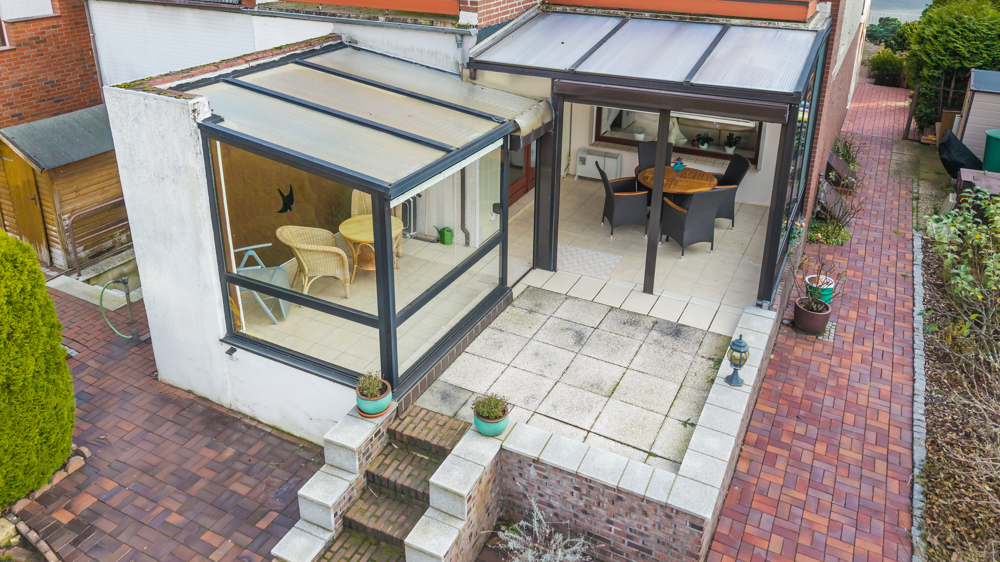 Wintergarten mit weiterer Terrasse