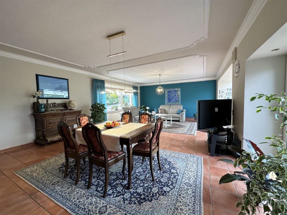 Sehr gepflegtes Einfamilienhaus mit großem Grundstück!