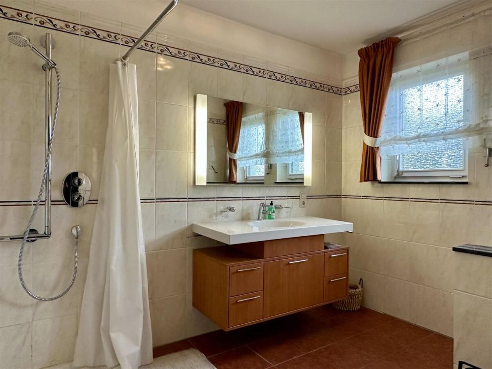 Tageslichtbad mit Dusche