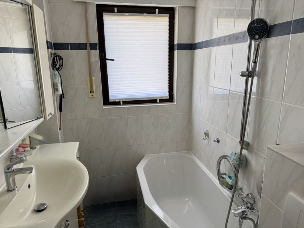 Ein- bis Zweifamilienhaus in idyllischer Ortslage
- großer Garten, 3 Garagen -