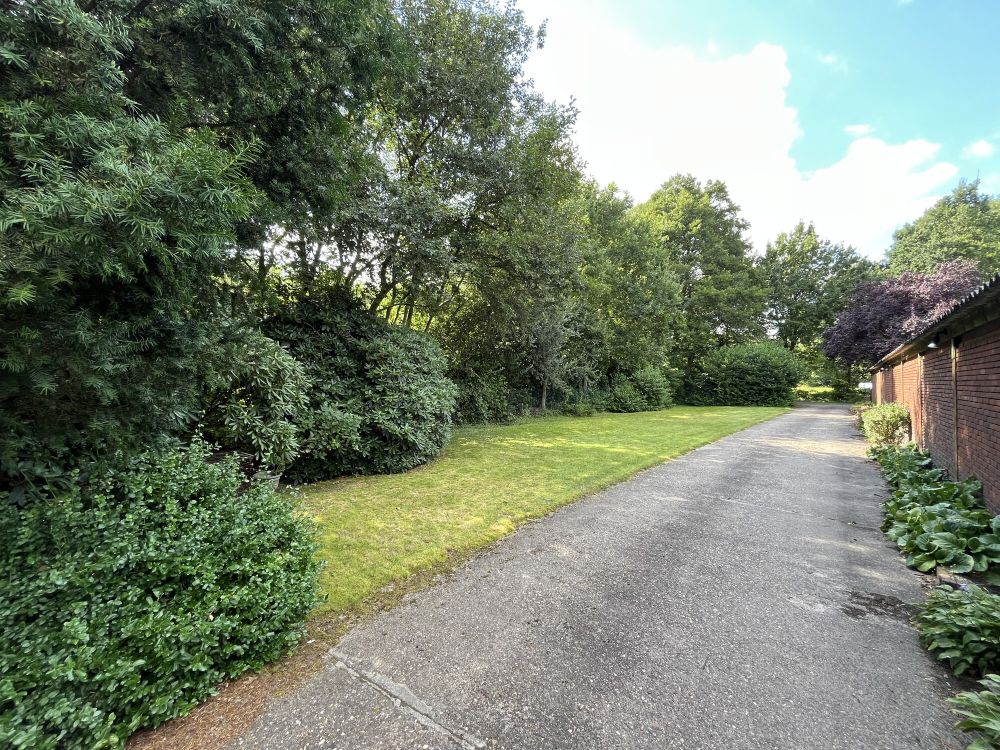 Wohnglück im Grünen, mit Bick ins Weite!
Zweifamilienhaus mit 
ca. 4.900 m² Grundstück
in Rheine (14)