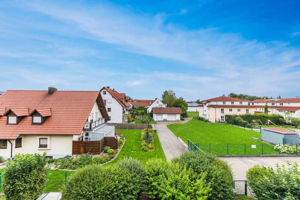 Leerstehende Dachgeschosswohnung auf zwei Ebenen mit hohem Ausstattungsniveau in Hallbergmoos