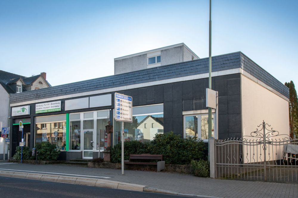 Vielseitiges Gewerbeobjekt mit zwei Ladeneinheiten, großzügiger Nutzfläche und PKW-Stellplätzen