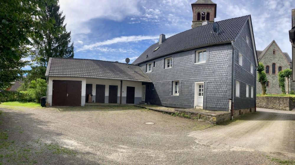 Renovierungsbedürftiges Fachwerkhaus mit Nebengebäude in Lindlar-Kapellensüng