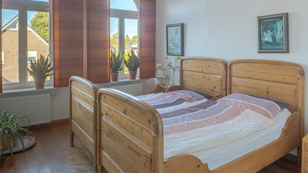 Saniertes, denkmalgeschütztes Wohnhaus mit Garten, Nebengebäuden u. Garage im Herzen von Wiefelstede