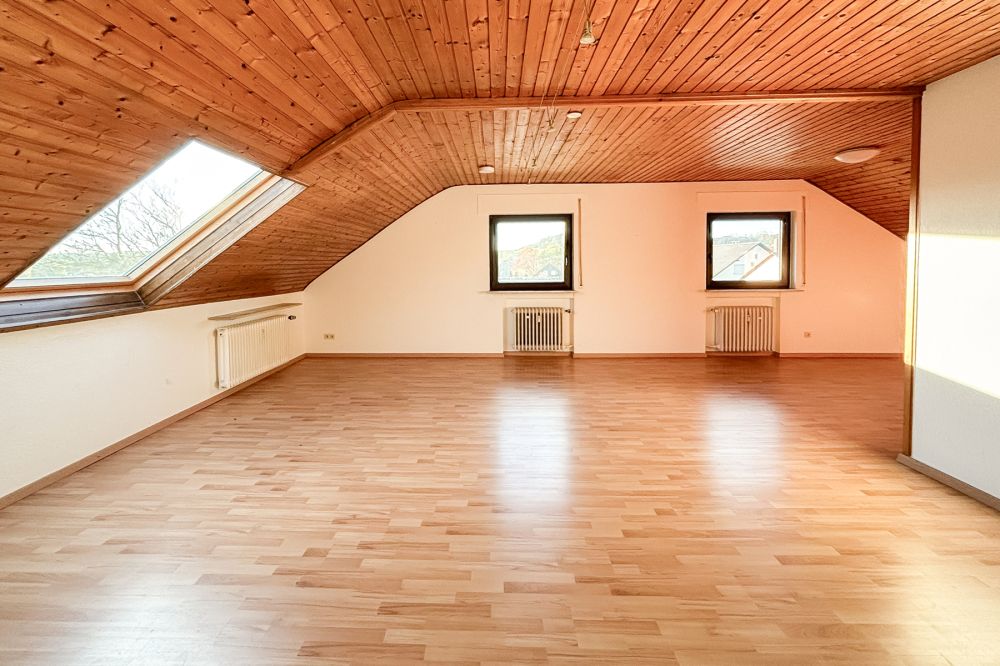 Repräsentatives Mehrfamilienhaus in Reinheim/Zeilhard - Großzügig, vielseitig und sofort bezugsfrei