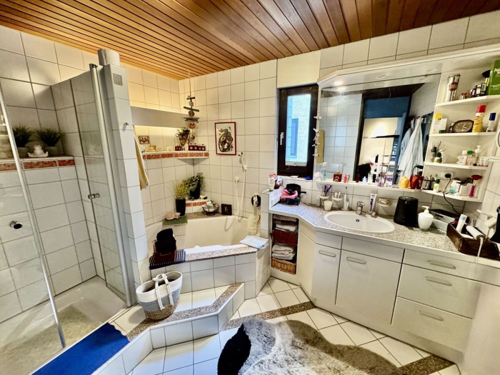 Architektur mit Charakter
großzügiges Split-Level-Haus mit 
separaten Vordergebäude, Garten & Garage