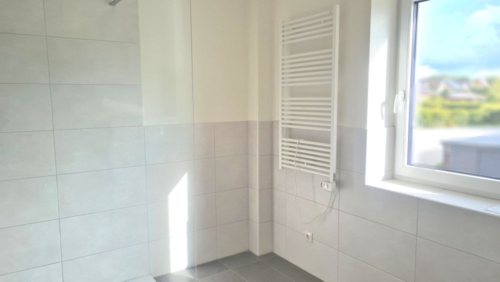 ... mit ebenerdiger Dusche