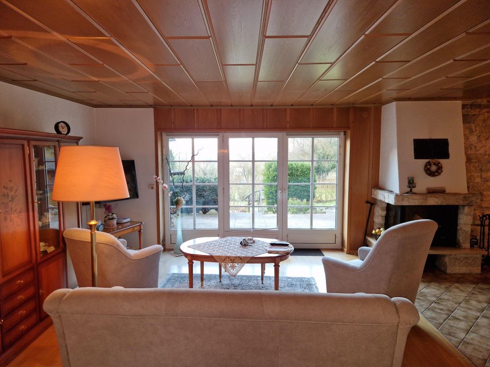 Lichtdurchflutete Wohnstube im rustikalen Stil