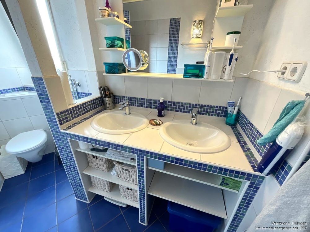 Renovierte 4-Zimmer-Wohnung 
mit 94 m² Wohnfläche, 
Balkon, Einbauküche & TG-Stellplatz