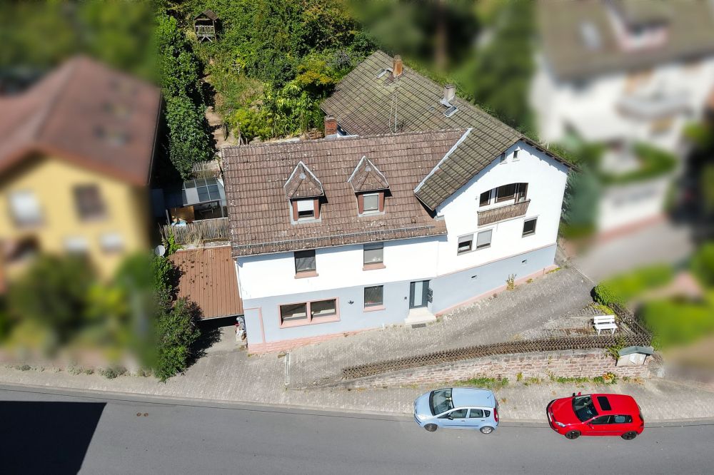 Selbstnutzer & Kapitalanleger aufgepasst:  2-Familienhaus mit Garagentrakt und viel Potential!