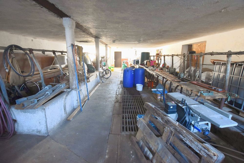 Viel Platz für Familie, 
Beruf oder Hobby!
Zweifamilienhaus mit Stall 
und weiteren Nebengebäuden