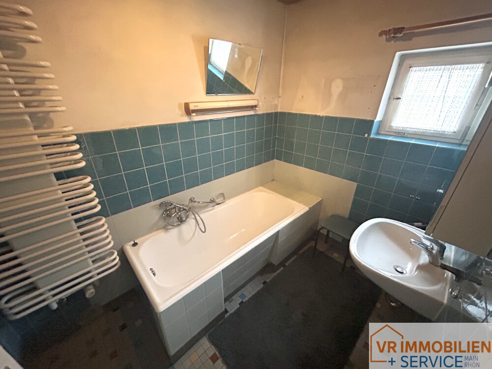 Wohnen & Leben auf dem Land: Großzügiges Wohnhaus mit Halle und Garten in 97633 Gollmuthhausen!