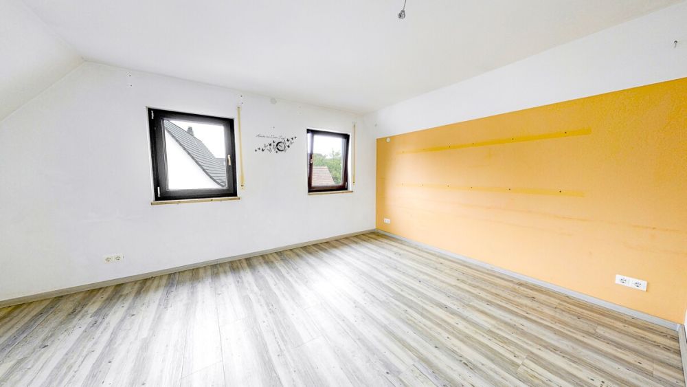 Alle unter einem Dach. Geräumiges Zweifamilienhaus in Erlangen-Frauenaurach.