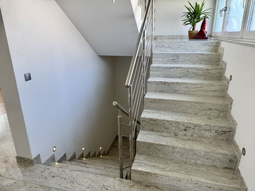 Exklusives Einfamilienhaus in erstklassiger Lage – 
stilvolles Wohnen auf höchstem Niveau