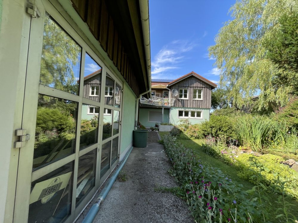 Wohnhaus in Traumlage mit vier Garagen und Nebengebäuden im Ort Griesbach