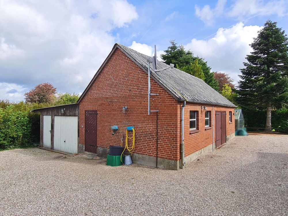 Großzügiges EFH samt liebevoll angelegtem, gepflegten Grundstück in Behrendorf