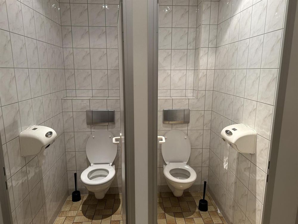 Damen sowie Herrentoiletten OG