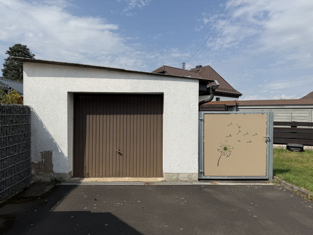 Renovierungsbedürftiges Wohnhaus mit Garage in Mitterteich!