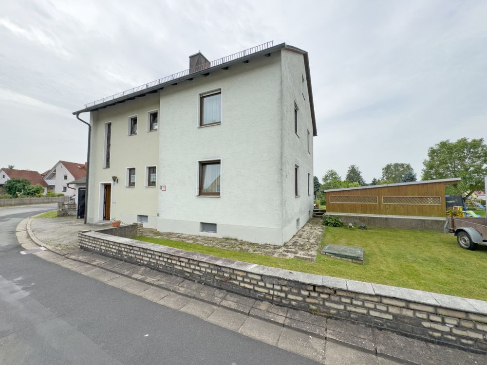 Zweifamilienhaus auf schönem und großzügigem Grundstück in ruhiger Lage in Schönkirch!