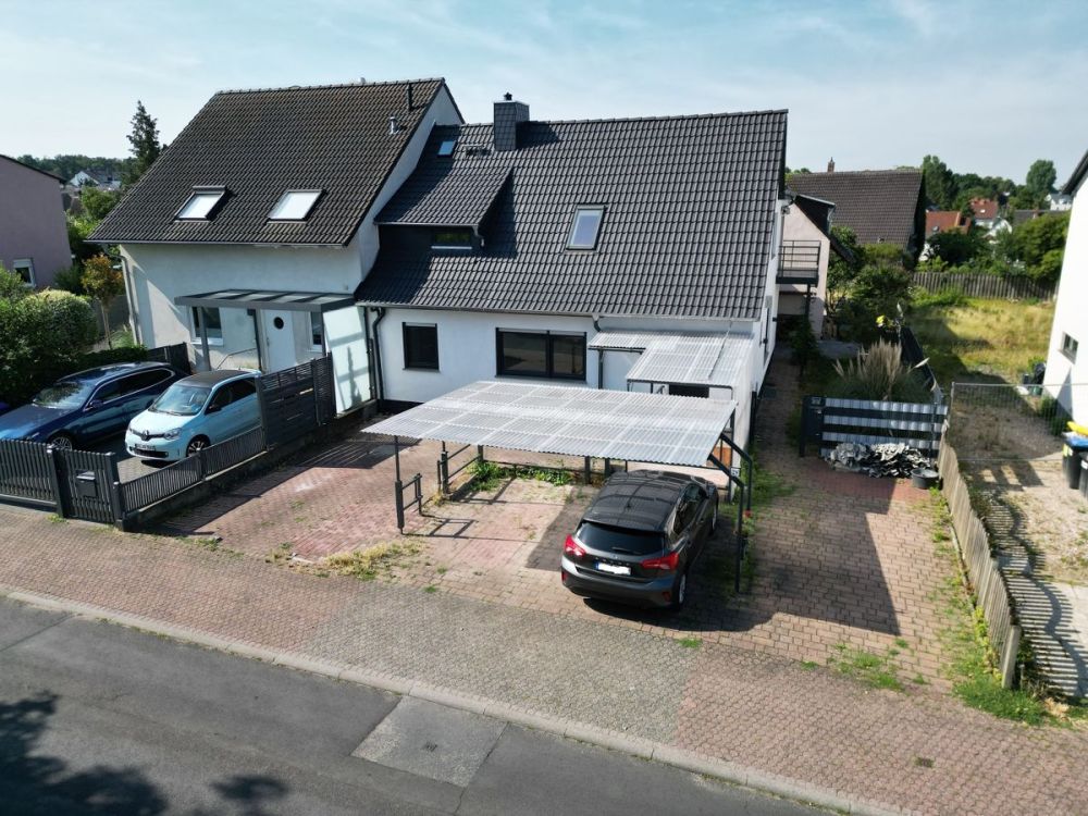 Charmante Doppelhaushälfte auf dem Heilsberg: Mit neuem Dach, Heizung und PV-Anlage