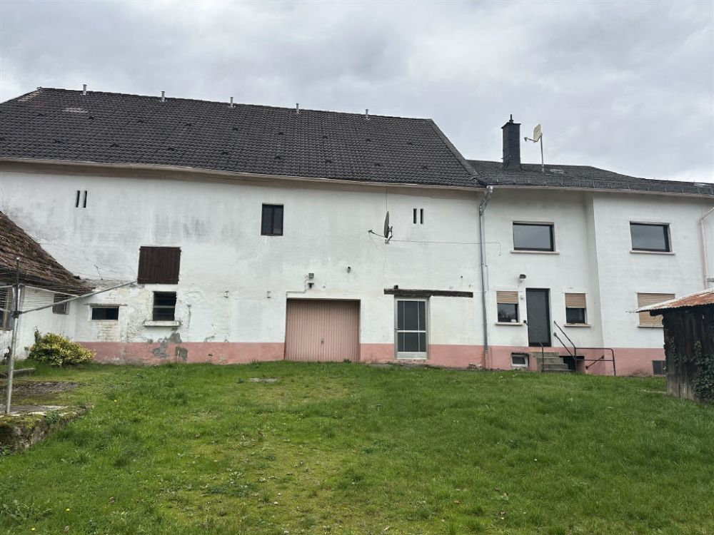 Vielseitiges Wohnhaus mit großem Grundstück und separater Einheit