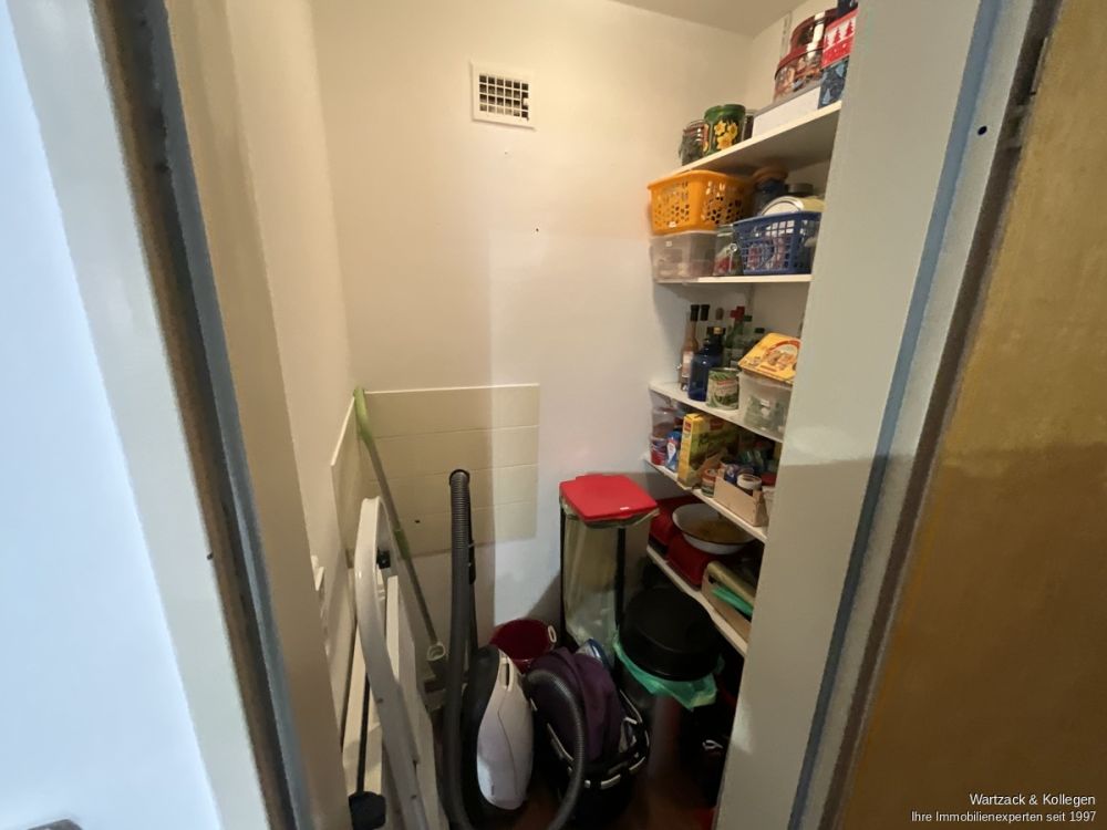 Gepflegte und gut geschnittene 
3,5-Zimmer-Wohnung 
im 1. OG 
inkl. Garage und Einbauküche