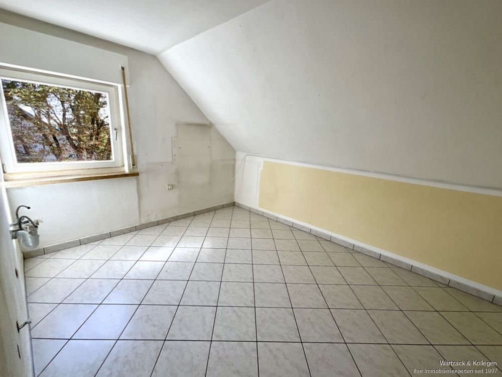 Komplett frei! 
Zweifamilienhaus mit zusätzlicher Einliegerwohnung im DG 
in Büchenbach